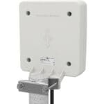 Die WMM8G-7-38 2x2 MIMO 4G/5G Richtantenne von Panorama Antennas mit der SAB-233 Mastmontagehalterung