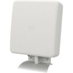 Die WMM8G-7-38 2x2 MIMO 4G/5G Richtantenne von Panorama Antennas mit der Tischmontagehalterung